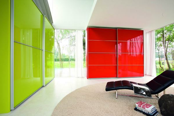roter-und-grüner-Kleiderschrank-mit-Schiebetüren-schöne-Ideen-für-Interior-Design