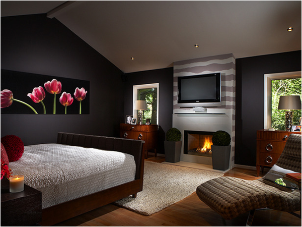 schickes-romantisches-schlafzimmer-design-mit-dunklen-wänden-und-einem-luxuriösen-kamin