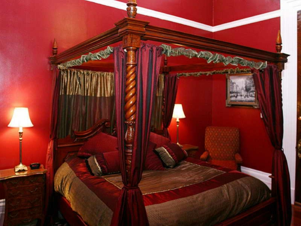 schlafzimmer-design-fantastisches-bett-mit-roten-gardinen