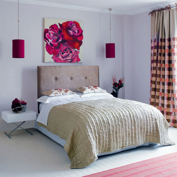 schlafzimmer-design-rosenbild-über-dem-hellfarbigen-bett-mit-einem-kopfbrett