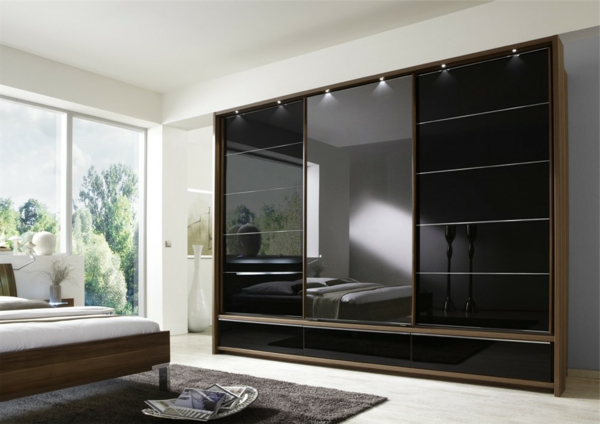 schwarzer-Kleiderschrank-Schiebetüren-schöne-Ideen-für-Interior-Design