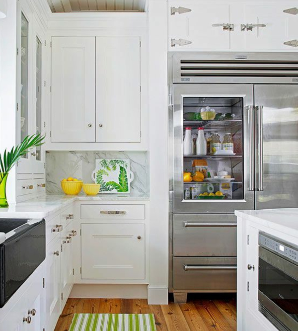 schöne-küche-mit-einem-kühlschrank-mit-glastür-super_praktische-moderne-küchenideen-weiße-küche-küchenschränke
