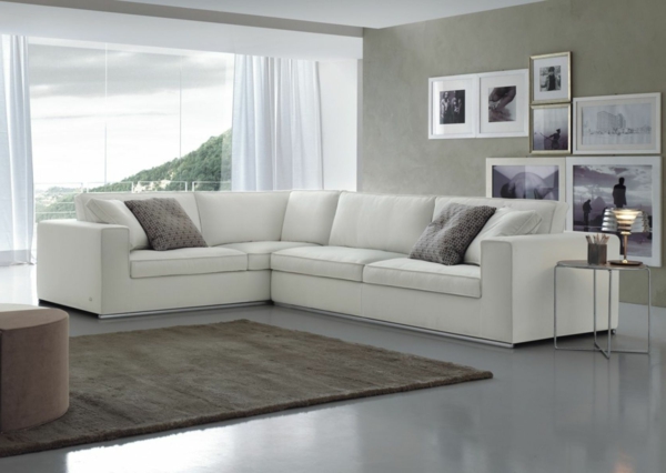 schöne_wohnzimmer-einrichtung-mit-einem-super-bequemen-sofa-in-weiße