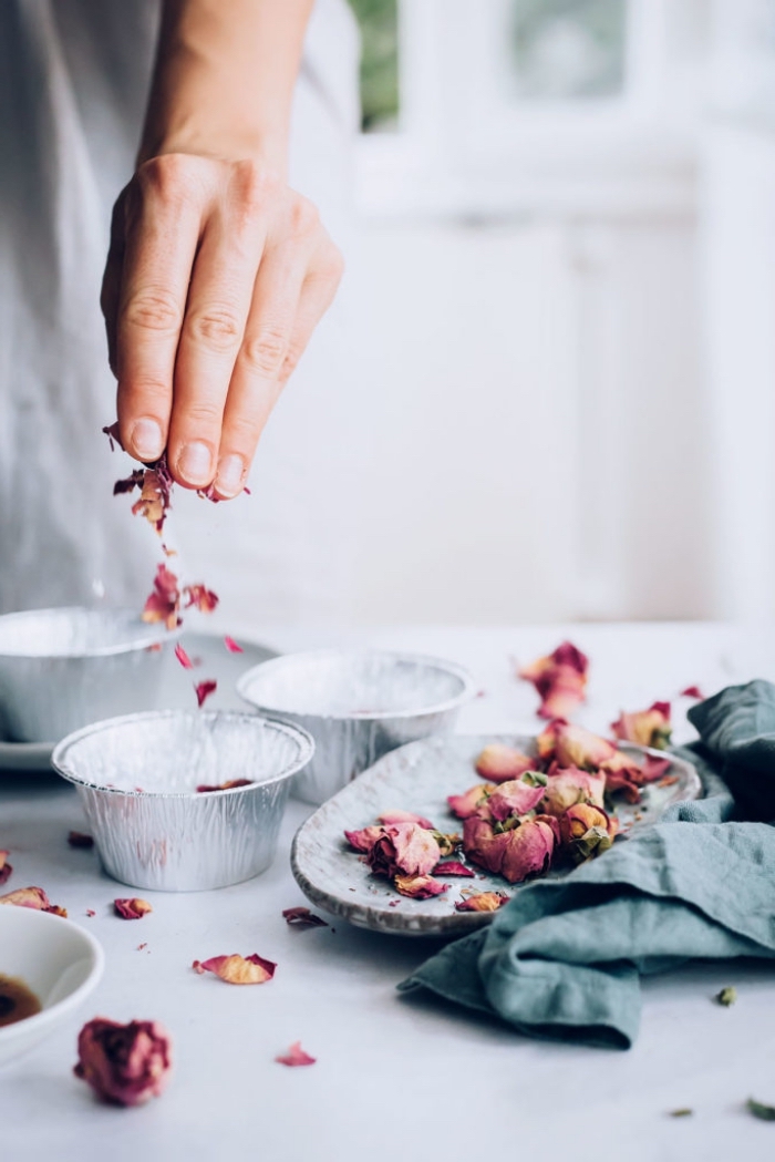 seifne rezepte, getrocknete rosenblätter und rosenblüten, muffinformen, muttertagsgeschenk ideen