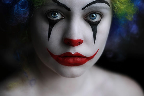 clown schminken - schreckliche augen und große rote lippen