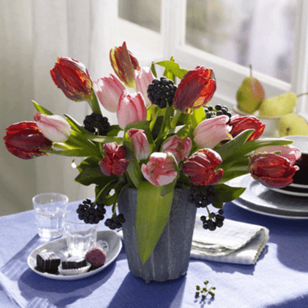 ideen-tulpen-schnitt-blumen-frühling-zwiebelpflanzen-lila-tischdecke