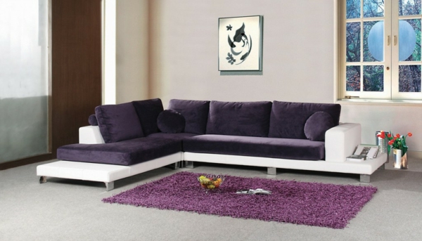 super-originelles-sofa-in-lila-und-weiß-einrichtungsideen