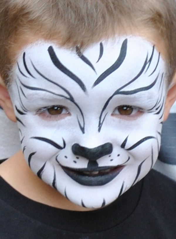 süßer-junge-mit-einem-weißen-tiger-schminken