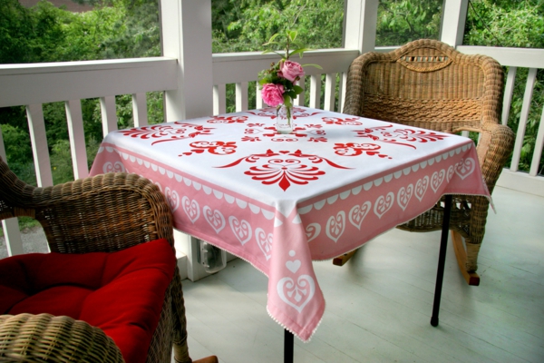 tischdecken-mit-originellem-design-in-weiß-und-rot
