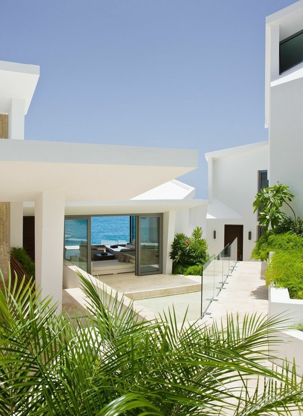 weiße-luxus-villa-mit-einem-fantastischen-pool-luxuriöses-design