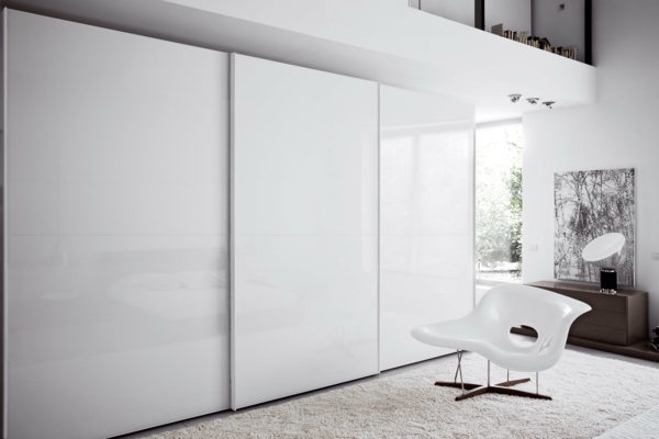 weißer-Kleiderschrank-Schiebetüren-Spiegel-modernes-Interior-Design-Wohnideen