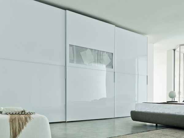 weißer--Kleiderschrank-Schiebetüren-Spiegel-modernes-Interior-Design-Wohnideen