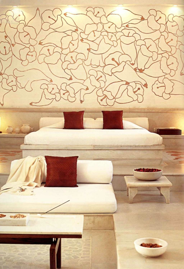 weißes-schlafzimmer-design-mit-roten-dekokissen