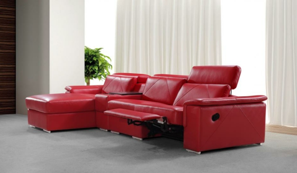 wohnzimmer-einrichten-ledercouch-design--in-roter-farbe