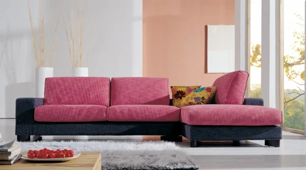 wohnzimmer-einrichtung-mit-einem-super-bequemen-sofa-in-rosa