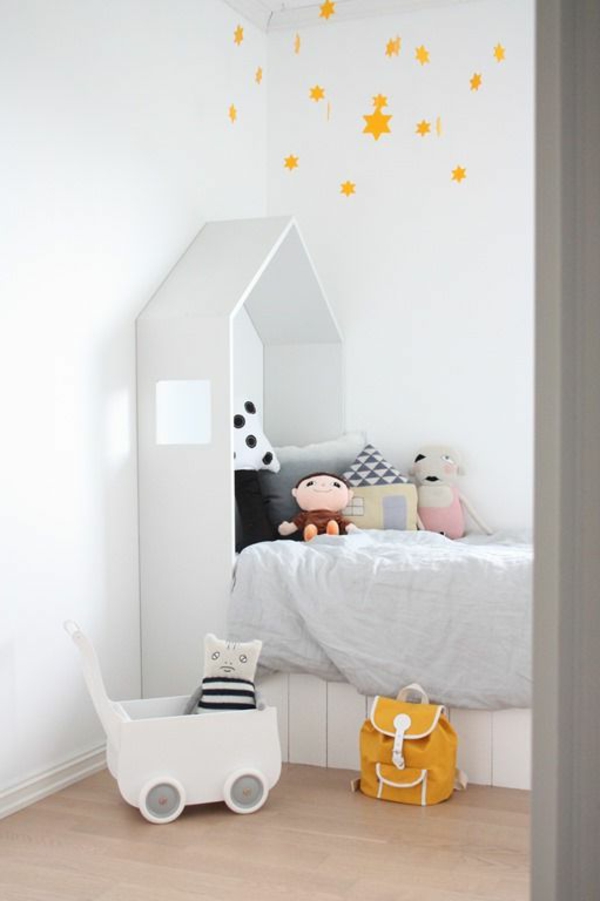 wunderschöne-Gestaltung-im-Babyzimmer-mit-einem-tollen-Babybett-