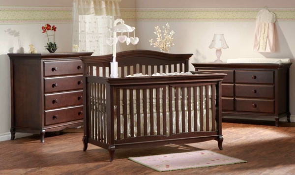 wunderschöne-Gestaltung-im-Babyzimmer-mit-einem-tollen-Babybett-aus-Holz