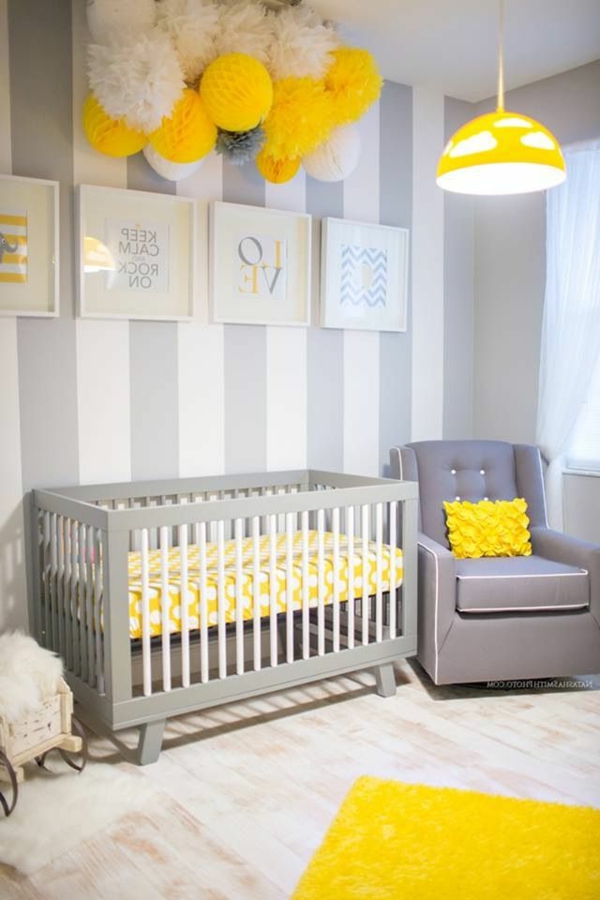 wunderschöne-Gestaltung-im-Babyzimmer-mit-einem-tollen-Babybett-in-Grau