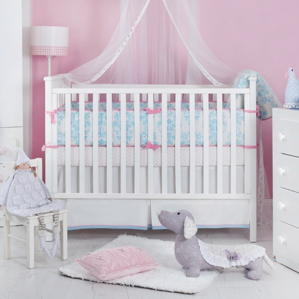 wunderschöne-Gestaltung-im-Babyzimmer-mit-einem-tollen-Babybett-in-Weiß