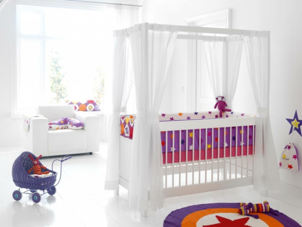 wunderschöne-Gestaltung-im-Babyzimmer-mit-einem-tollen-weißen-Babybett