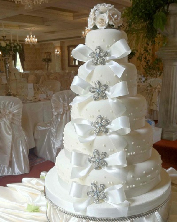 wunderschöne-weiße-mehrstöckige-torte-zur-hochzeit