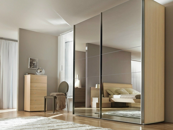 wunderschöner-Kleiderschrank-Schiebetüren-Spiegel-modernes-Interior-Design-Wohnideen