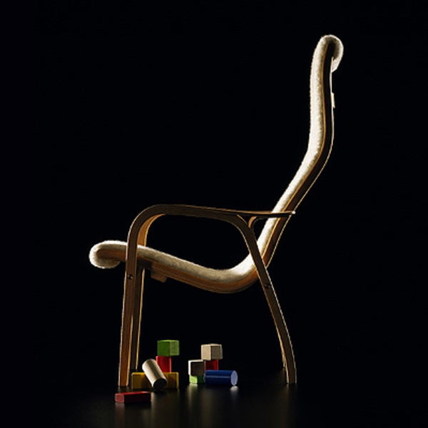 schwedische Möbel -moderner stuhl und schwarzer hintergrund