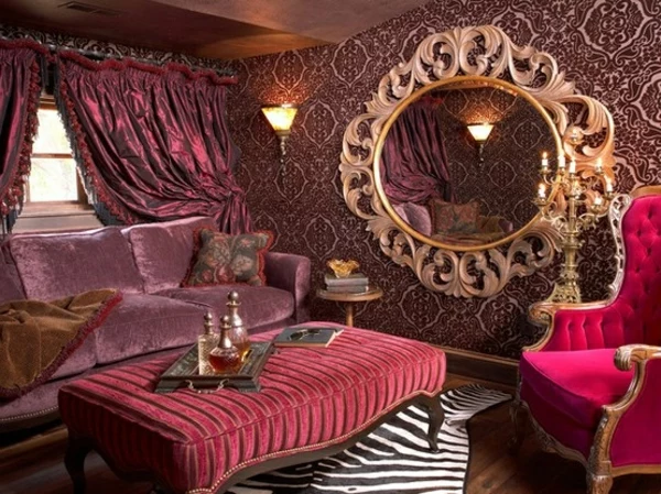 barockspiegel - rundes modell im interessanten wohnzimmer in lila farbschemen