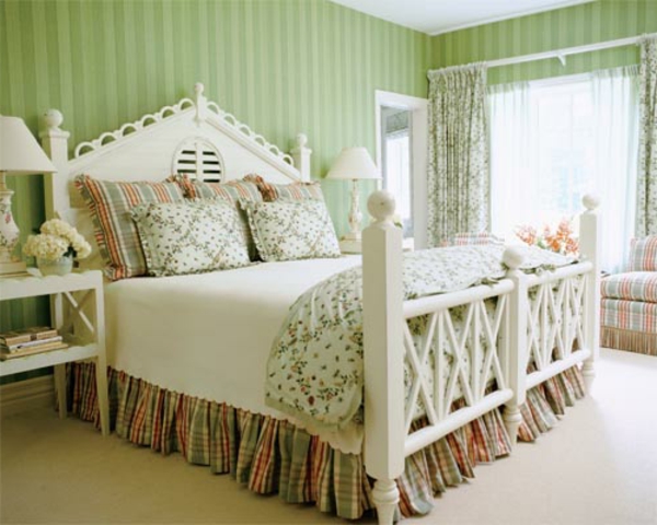 schlafzimmer imlandhausstil - weißes bett und grüne tapete