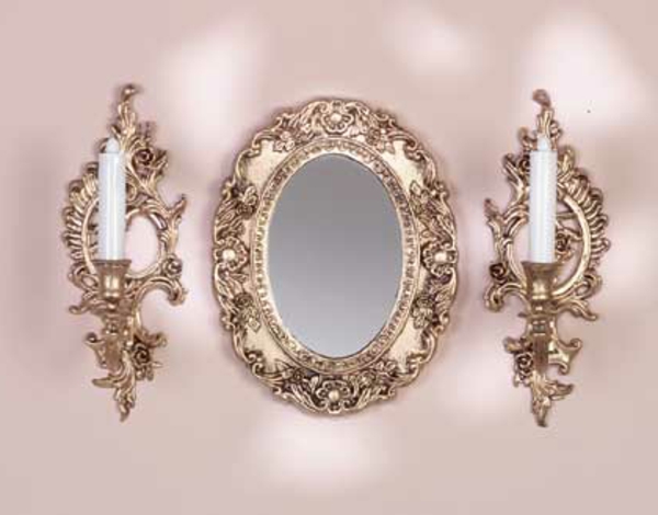 barockspiegel - ovale form und zwei kerzen auf den beiden seiten