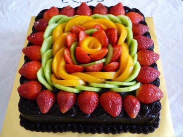 exotischesobst dekoration - torte mit viel obst darauf