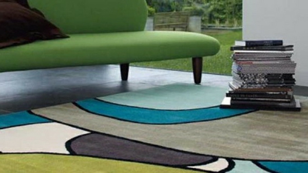 Teppich in bunten Farben - bücher darauf