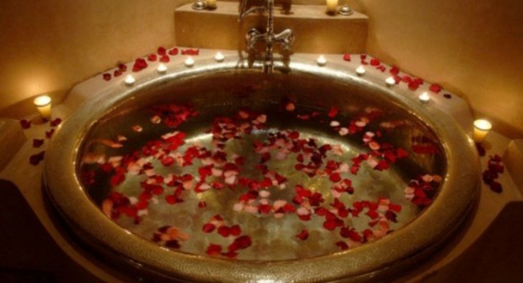 runde-badewanne-mit-rosen-blüten-und-blätter-schick-edel-besonders-romantisch