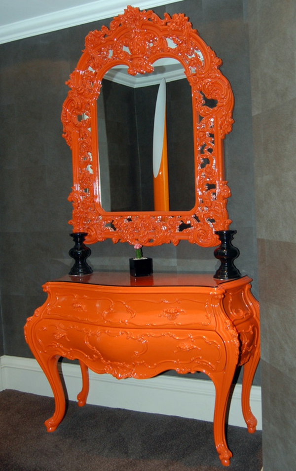 barockspiegel - mit orange rahmen und tisch in orange