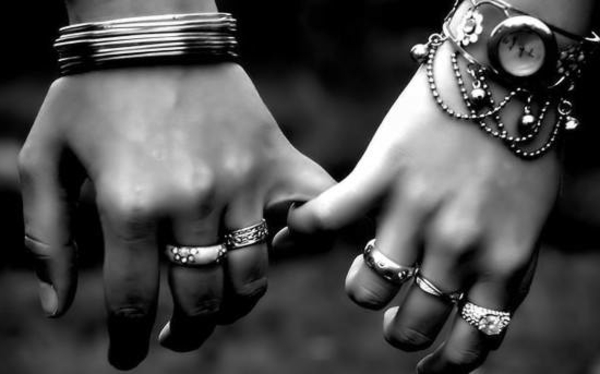 romantischeliebe inspiration - zwei hände - foto in weiß und schwarz