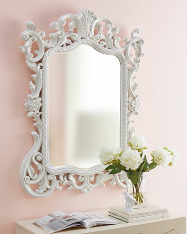 barockspiegel - weißes modell und schöne weiße rosen daneben