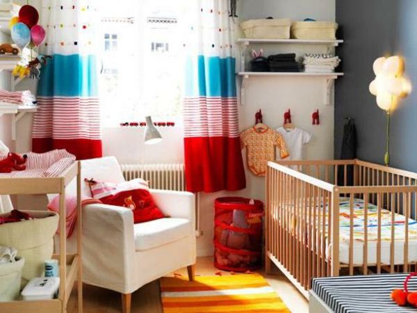 Teppich in bunten Farben - gemütliches kleines babyzimmer