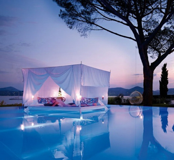 romantische liebe inspiration - lounge bett mit weißen gardinen neben dem pool