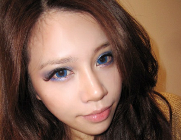  Kontaktlinsen in bunten farben - braune haare und blaue augen