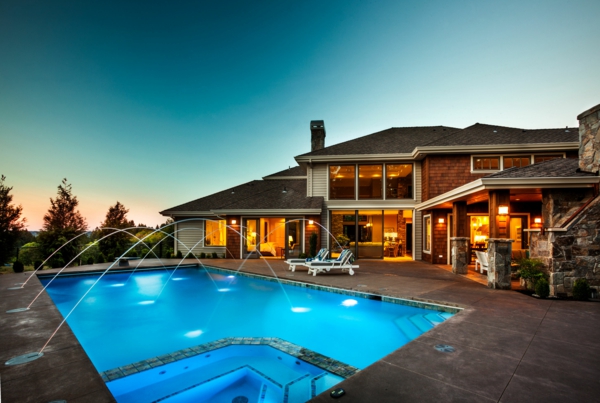 architektur-modernes-design-haus-mit-pool-luxus-ferienwohnung-mit-super-großem-pool