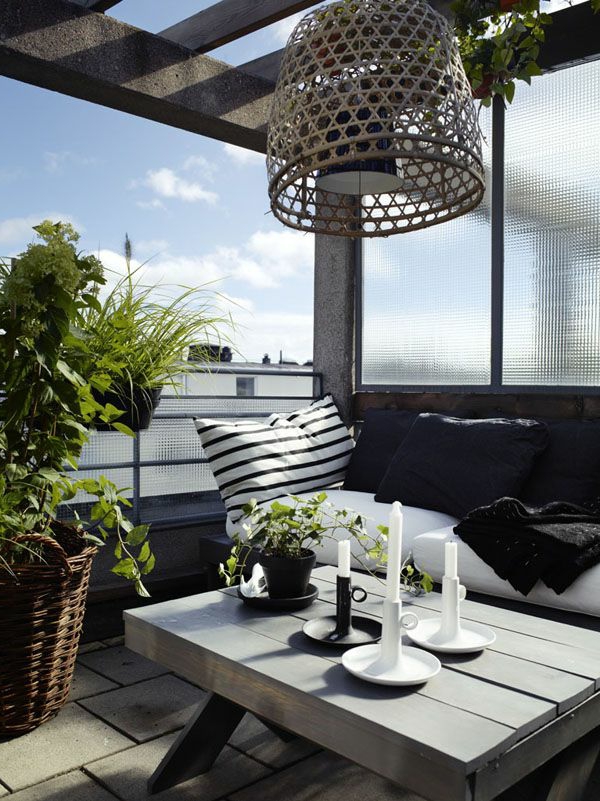 balkonmöbel-balkon-verschönern-balkon-deko-ideen-balkon-gestalten-balkontisch-holz