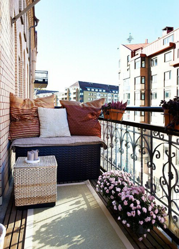 balkonmöbel-balkon-verschönern-balkon-deko-ideen-balkon-gestalten--holzbank