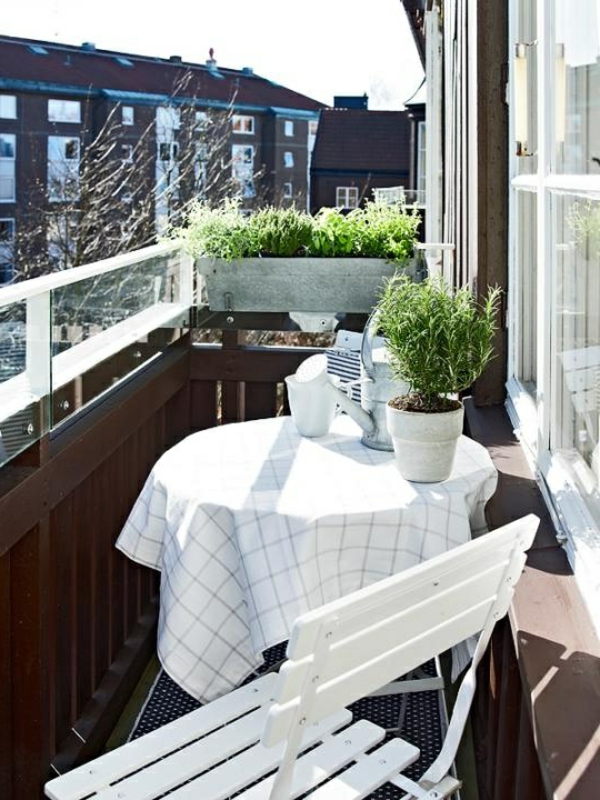 balkonmöbel-balkon-verschönern-balkon-deko-ideen-balkon-gestalten--weiße-sitzbank-balkon