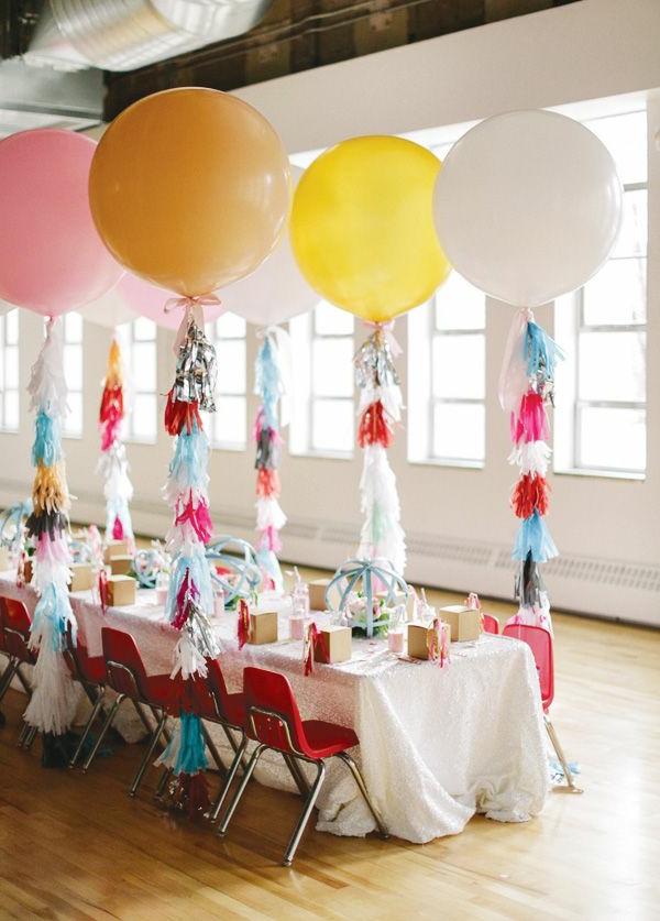 ballons-tischdekoration-für-einen-kindergeburtstag-party-deko