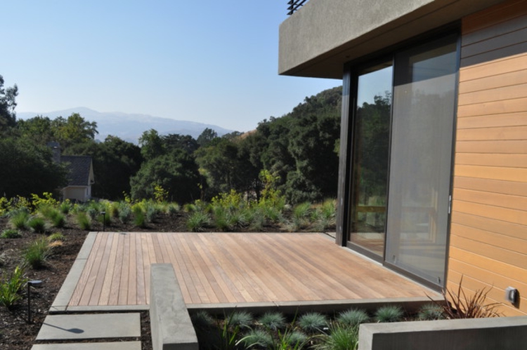 edel-besonders-schick-einzigartig-modern-schlicht-neu-fein-holz-terrasse-mit-kleinen-buschigen-gräsern-als-akzente