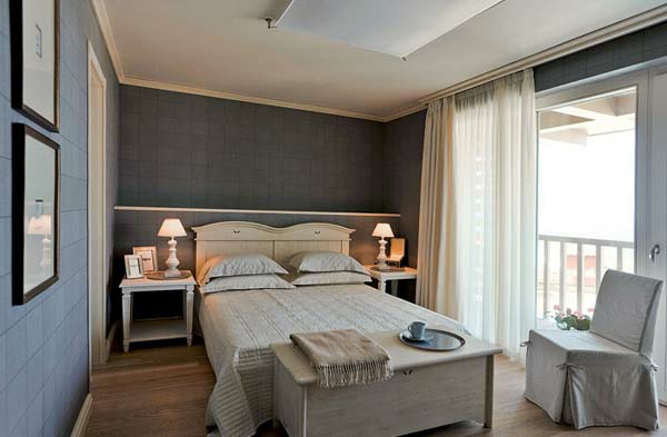 schlafzimmer im landhausstil - weiße gardinen und graue wände
