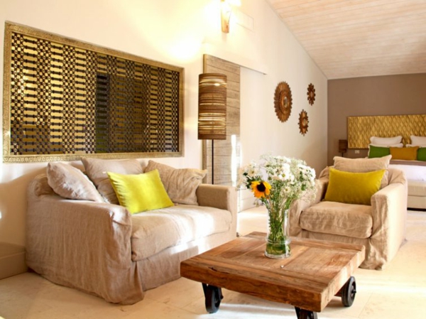 natürliche dekoration - wohnzimmer mit einem hölzernen nesttisch auf rollen