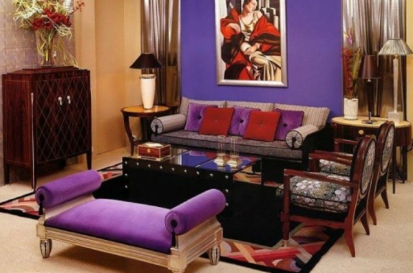 artdeco stil - kreatives bild an der lila wand im wohnzimmer