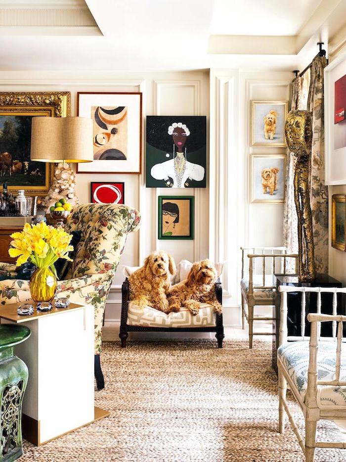 Wohnzimmer Deko Ideen, Gemälde mit goldenen Rahmen, Sessel mit Blumenmuster, gelber Blumenstrauß in Glasvase