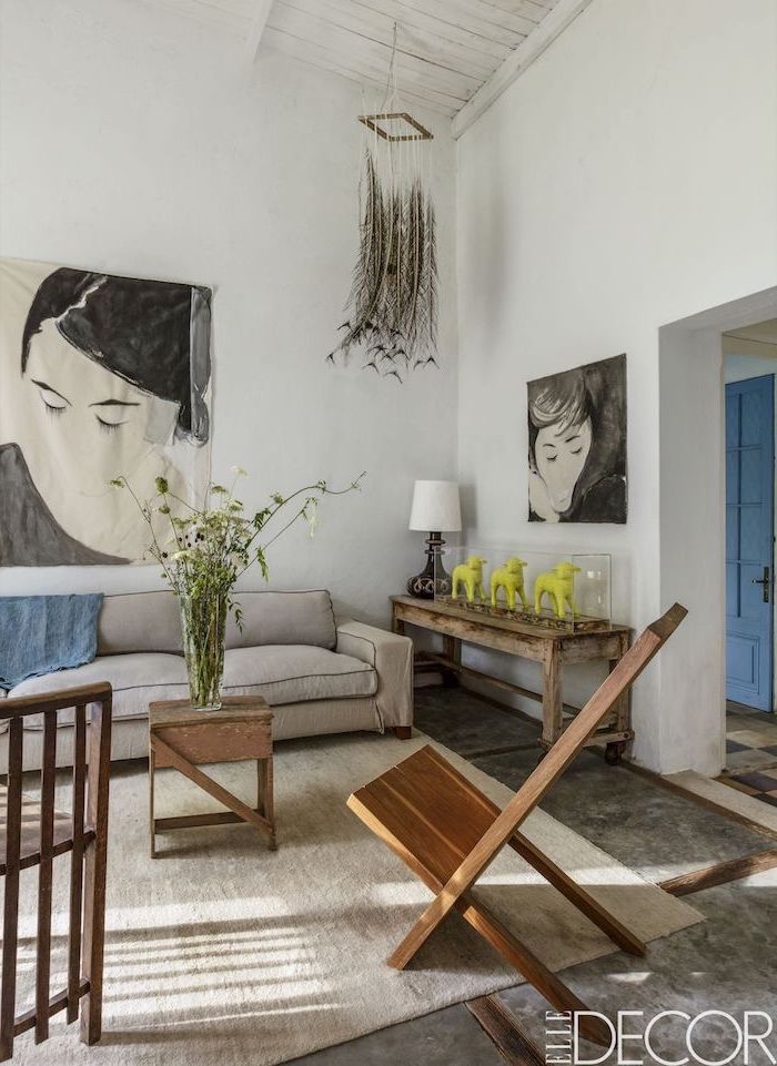 Moderne Wohnzimmer Dekoration, zwei Frauengesicht Gemälde, drei hellgrüne Lamm Figuren, Feldblumen in Glasvase